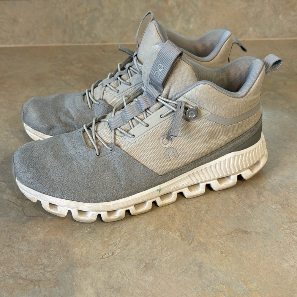 On Cloud high top tennis shoes.  Perfect condition!